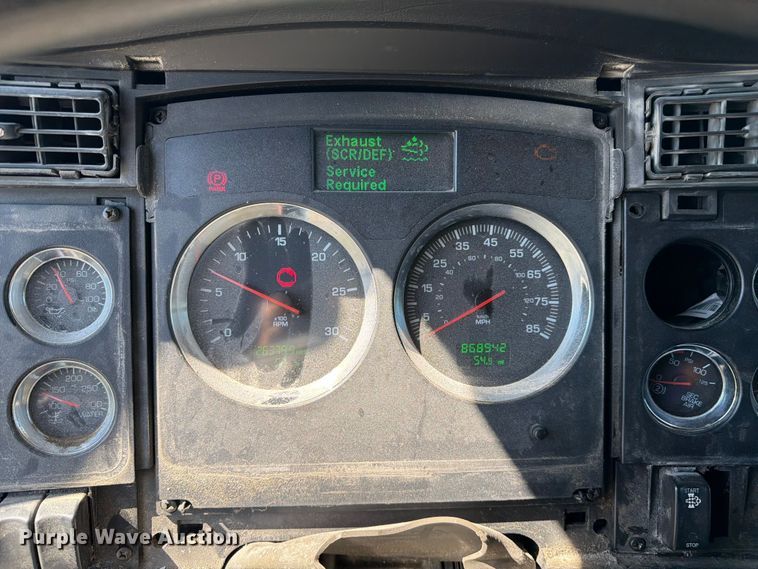 image for item FC3180 2012 Kenworth T660 semi truck