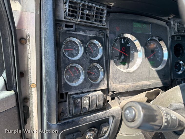 image for item FC3180 2012 Kenworth T660 semi truck