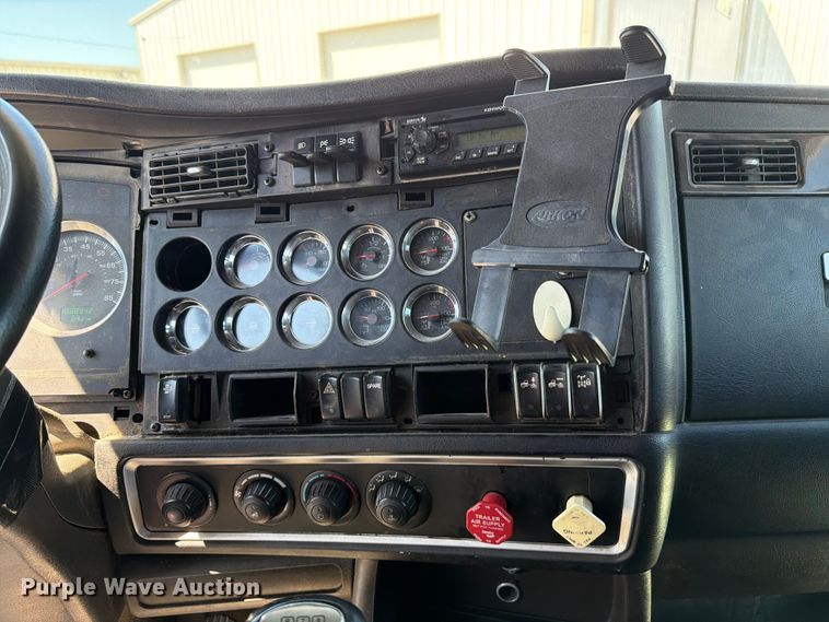 image for item FC3180 2012 Kenworth T660 semi truck