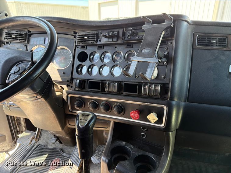 image for item FC3180 2012 Kenworth T660 semi truck