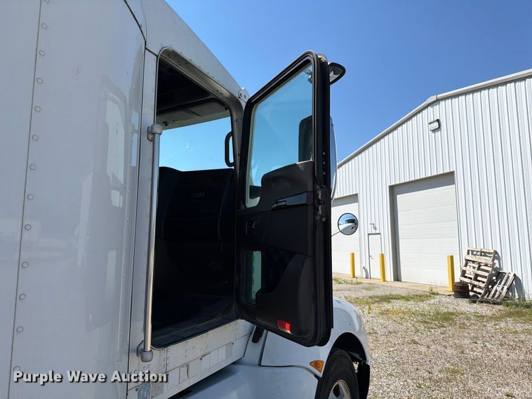 image for item FC3180 2012 Kenworth T660 semi truck