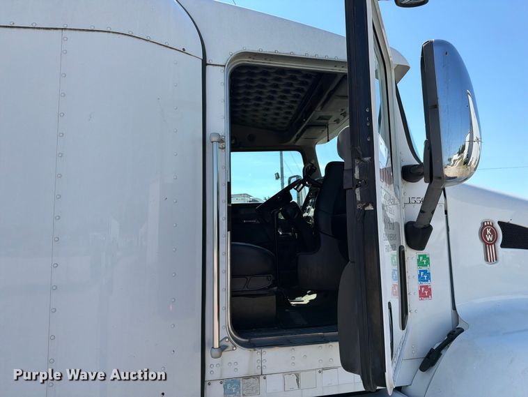 image for item FC3180 2012 Kenworth T660 semi truck