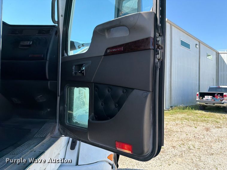 image for item FC3180 2012 Kenworth T660 semi truck