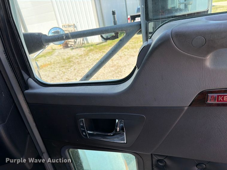 image for item FC3180 2012 Kenworth T660 semi truck