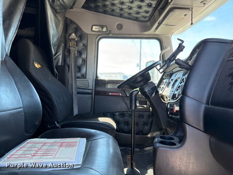 image for item FC3180 2012 Kenworth T660 semi truck