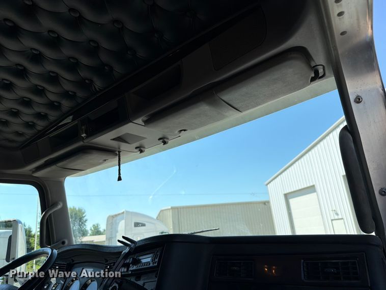 image for item FC3180 2012 Kenworth T660 semi truck