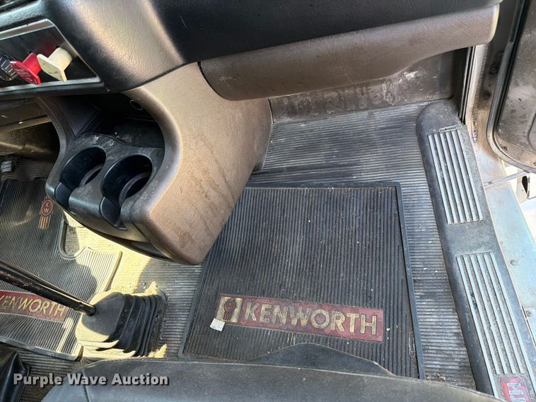 image for item FC3180 2012 Kenworth T660 semi truck