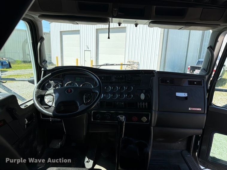 image for item FC3180 2012 Kenworth T660 semi truck