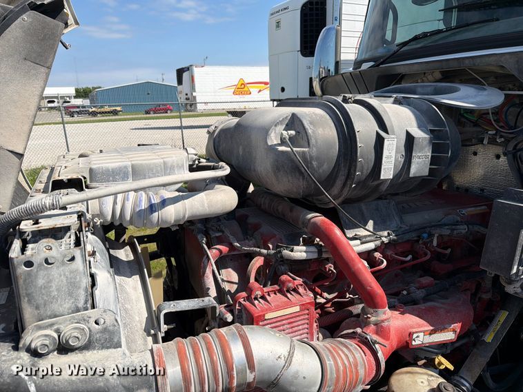 image for item FC3180 2012 Kenworth T660 semi truck