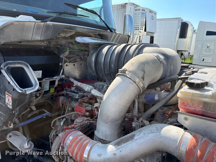 image for item FC3180 2012 Kenworth T660 semi truck