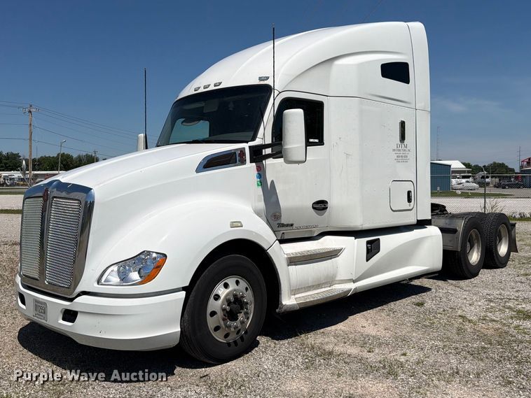 image for item FC3183 2017 Kenworth T680 semi truck