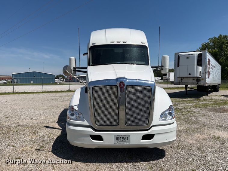 image for item FC3183 2017 Kenworth T680 semi truck