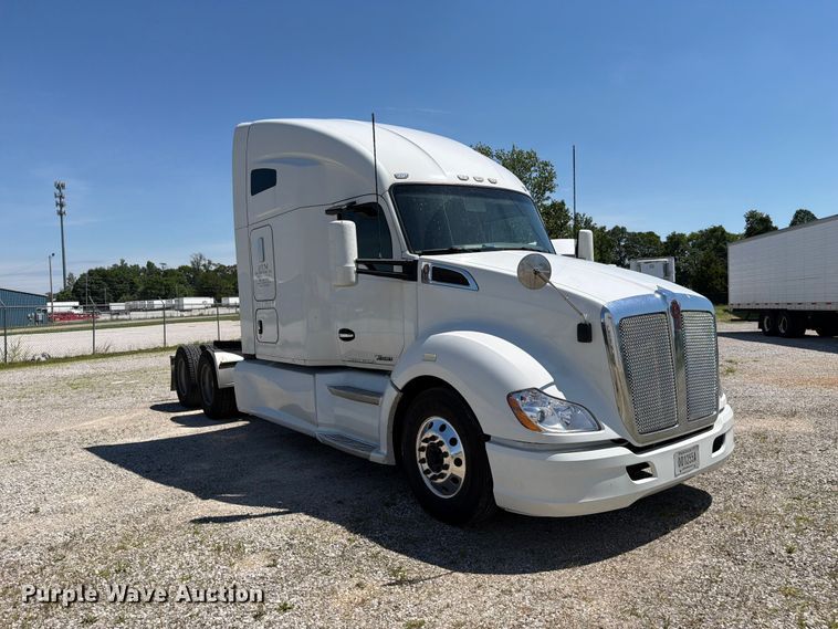 image for item FC3183 2017 Kenworth T680 semi truck