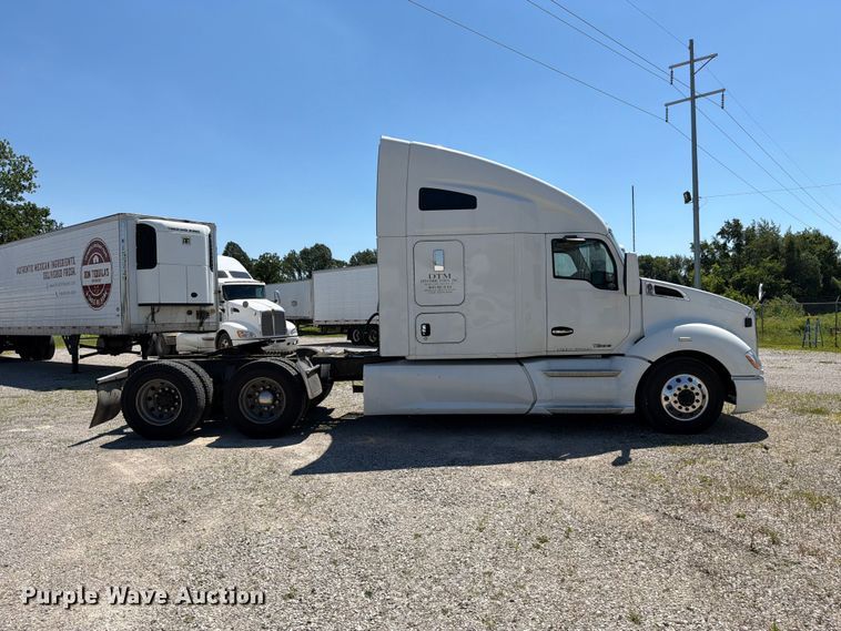image for item FC3183 2017 Kenworth T680 semi truck
