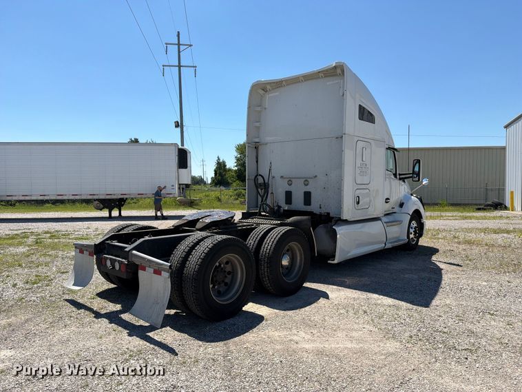 image for item FC3183 2017 Kenworth T680 semi truck