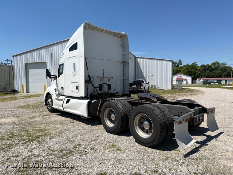 image for item FC3183 2017 Kenworth T680 semi truck