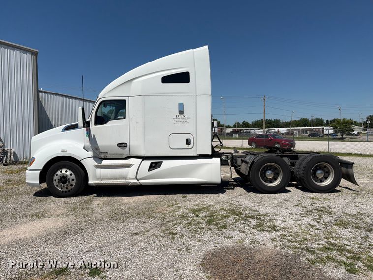 image for item FC3183 2017 Kenworth T680 semi truck