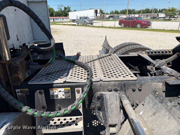 image for item FC3183 2017 Kenworth T680 semi truck