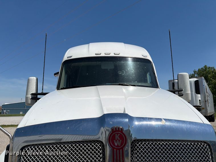 image for item FC3183 2017 Kenworth T680 semi truck