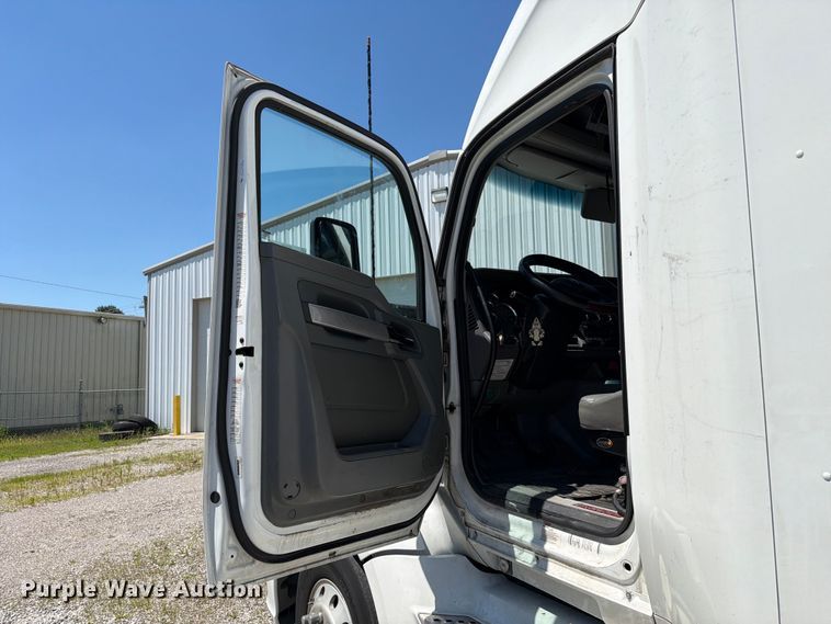 image for item FC3183 2017 Kenworth T680 semi truck