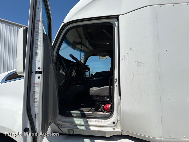 image for item FC3183 2017 Kenworth T680 semi truck