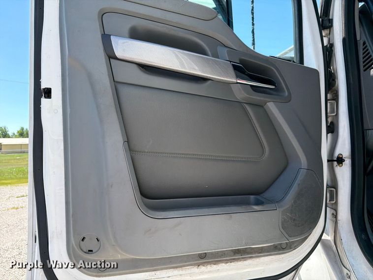 image for item FC3183 2017 Kenworth T680 semi truck