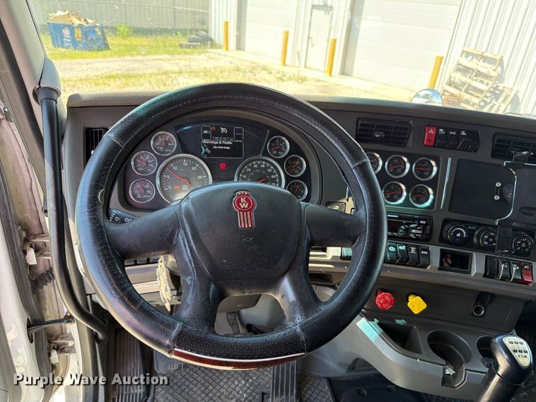 image for item FC3183 2017 Kenworth T680 semi truck