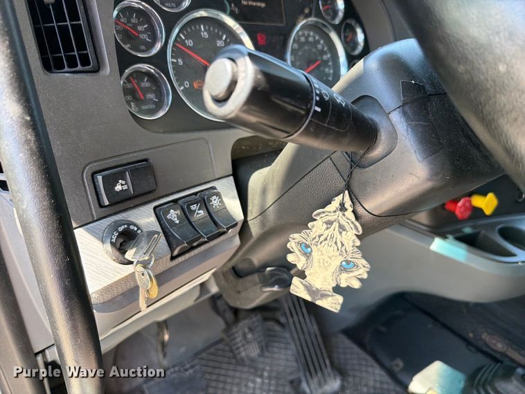 image for item FC3183 2017 Kenworth T680 semi truck