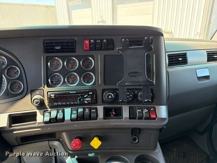 image for item FC3183 2017 Kenworth T680 semi truck