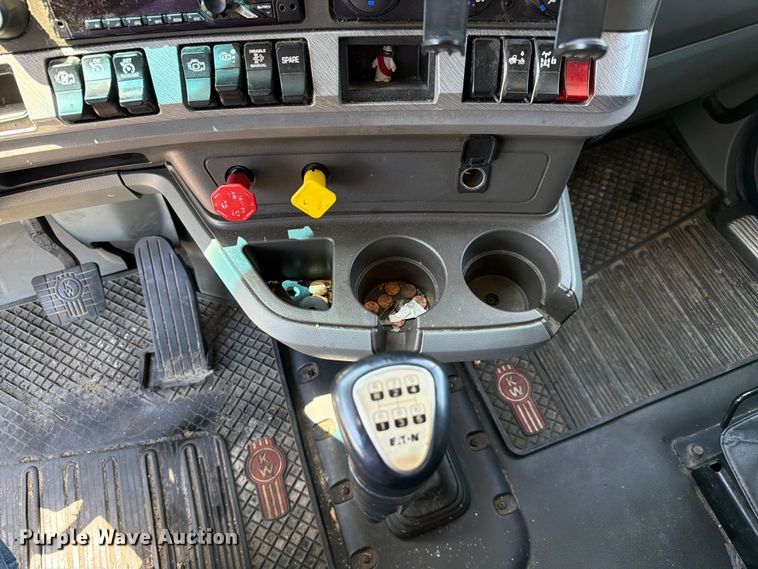 image for item FC3183 2017 Kenworth T680 semi truck