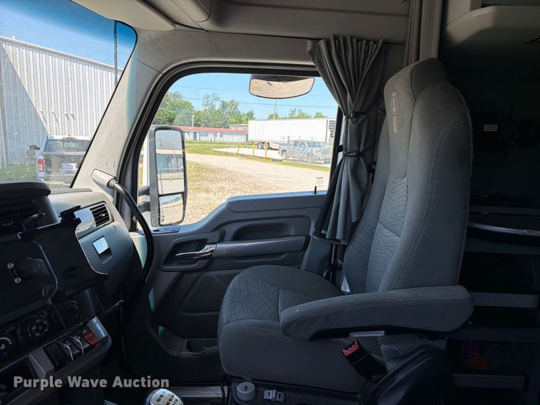 image for item FC3183 2017 Kenworth T680 semi truck