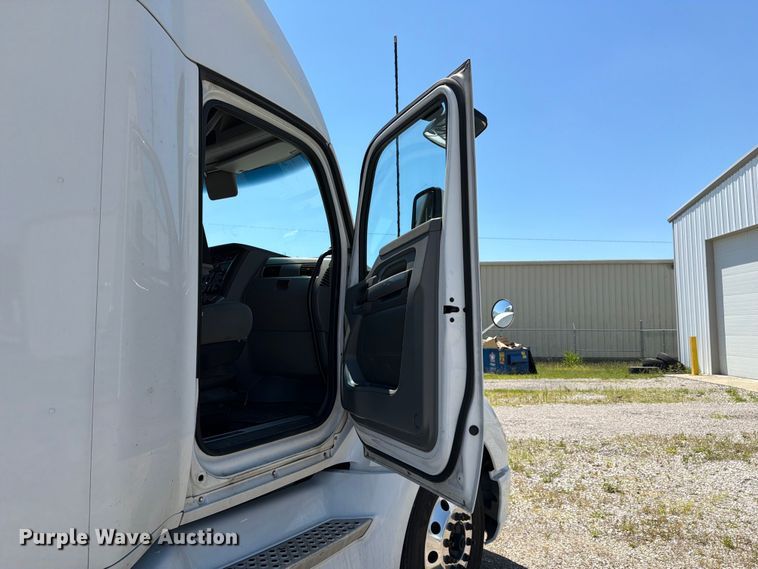 image for item FC3183 2017 Kenworth T680 semi truck