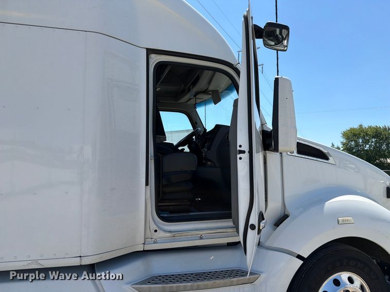 image for item FC3183 2017 Kenworth T680 semi truck
