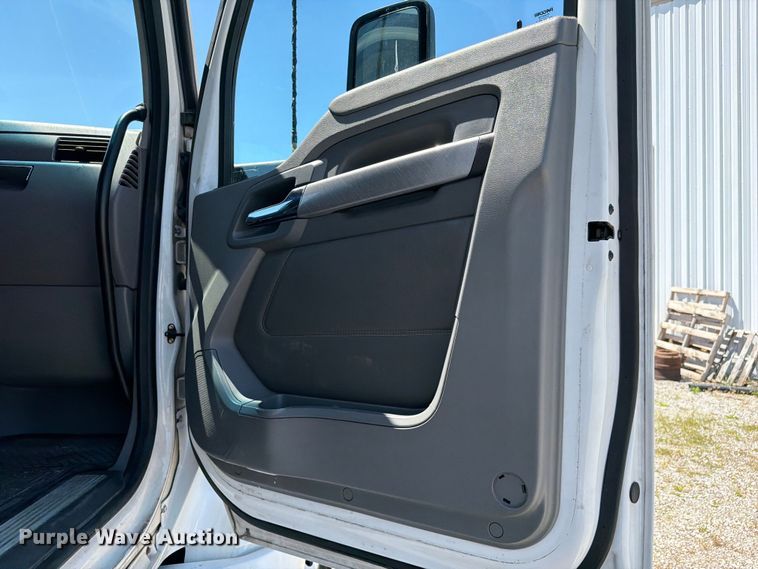 image for item FC3183 2017 Kenworth T680 semi truck