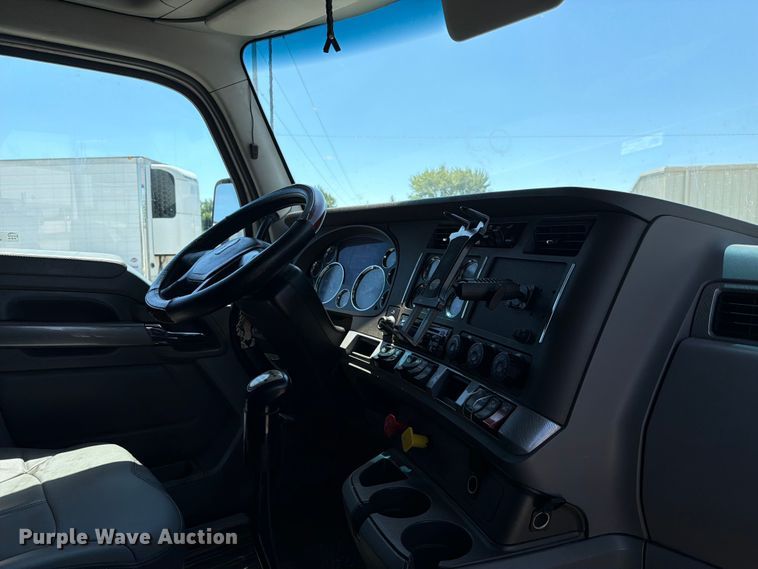 image for item FC3183 2017 Kenworth T680 semi truck