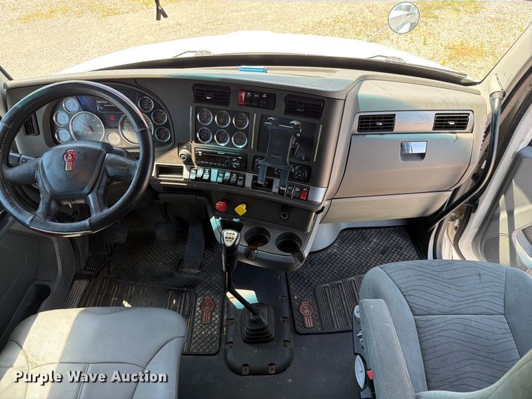 image for item FC3183 2017 Kenworth T680 semi truck