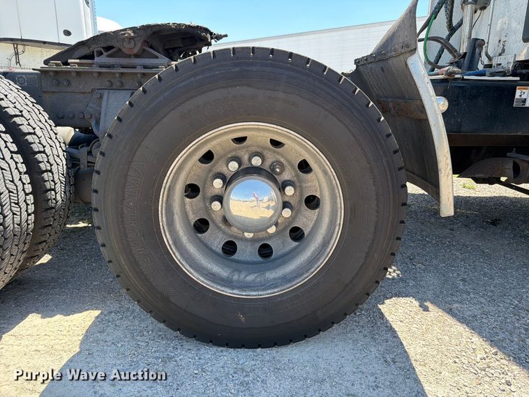 image for item FC3183 2017 Kenworth T680 semi truck