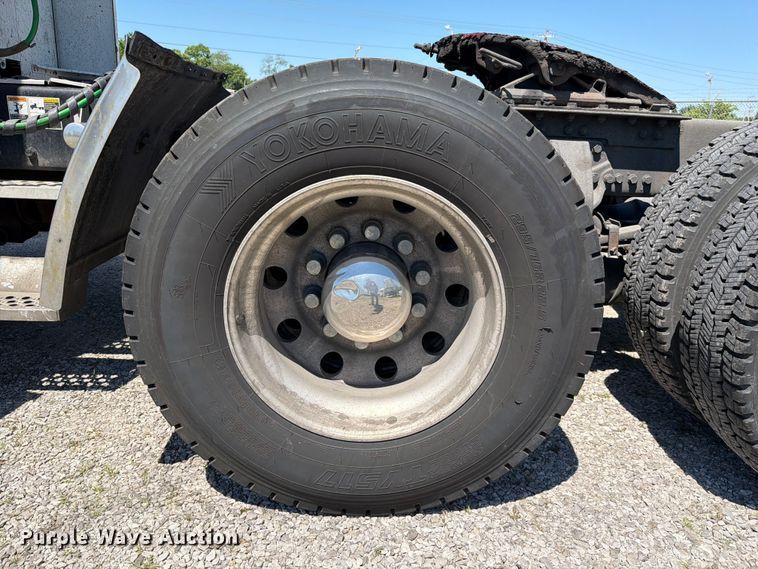 image for item FC3183 2017 Kenworth T680 semi truck