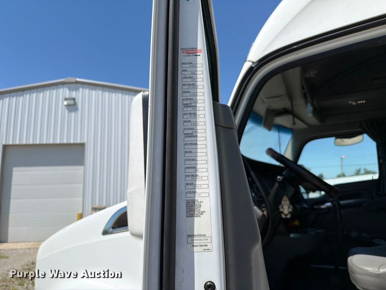 image for item FC3183 2017 Kenworth T680 semi truck
