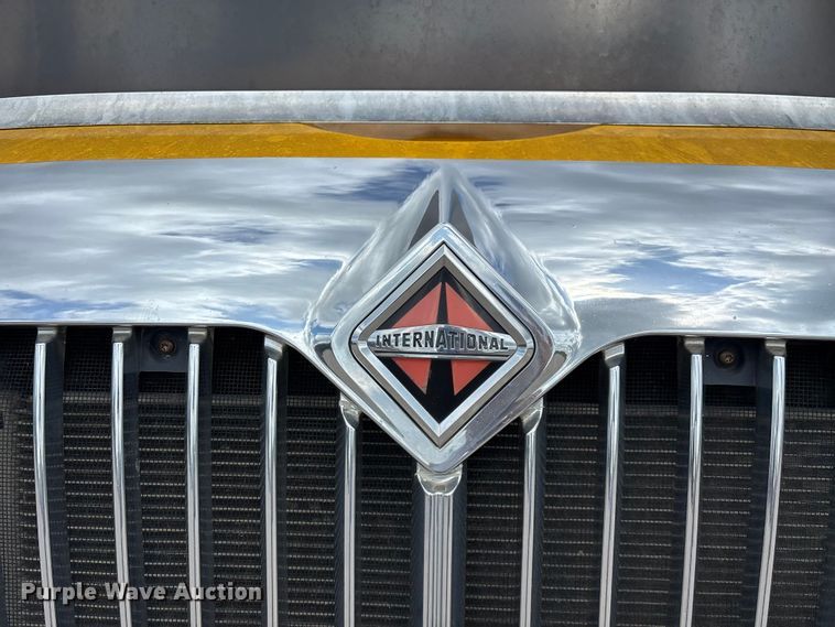 image for item FG0460 2012 International 8600 semi truck