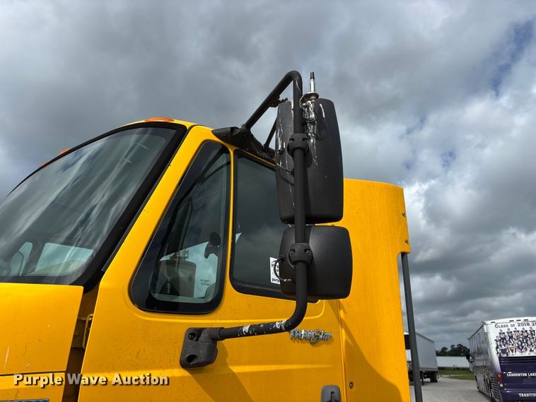 image for item FG0460 2012 International 8600 semi truck