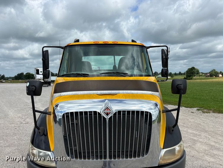 image for item FG0460 2012 International 8600 semi truck