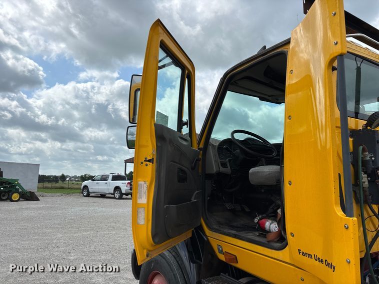 image for item FG0460 2012 International 8600 semi truck