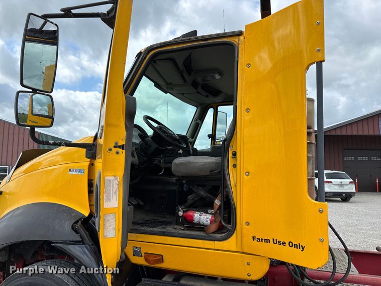 image for item FG0460 2012 International 8600 semi truck