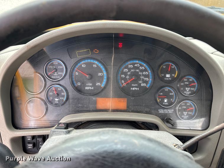 image for item FG0460 2012 International 8600 semi truck