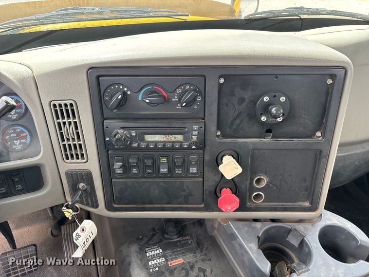 image for item FG0460 2012 International 8600 semi truck