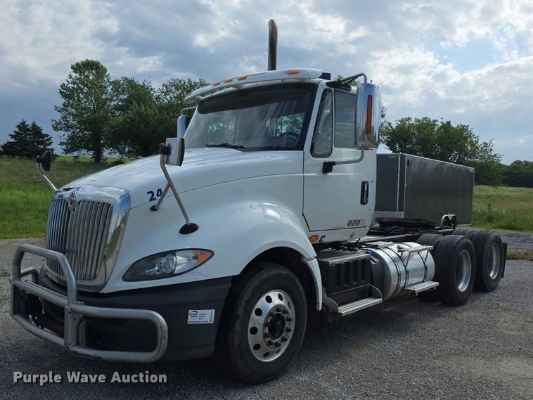 image for item FH6167 2016 International LF687 semi truck