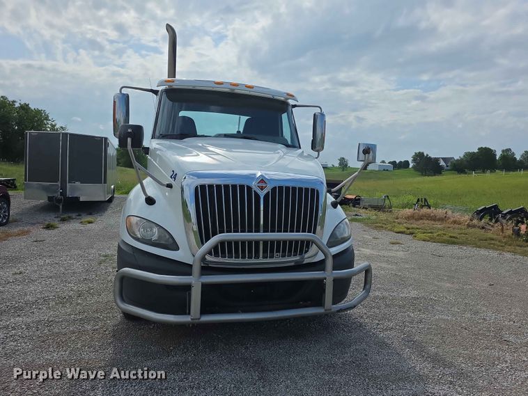 image for item FH6167 2016 International LF687 semi truck