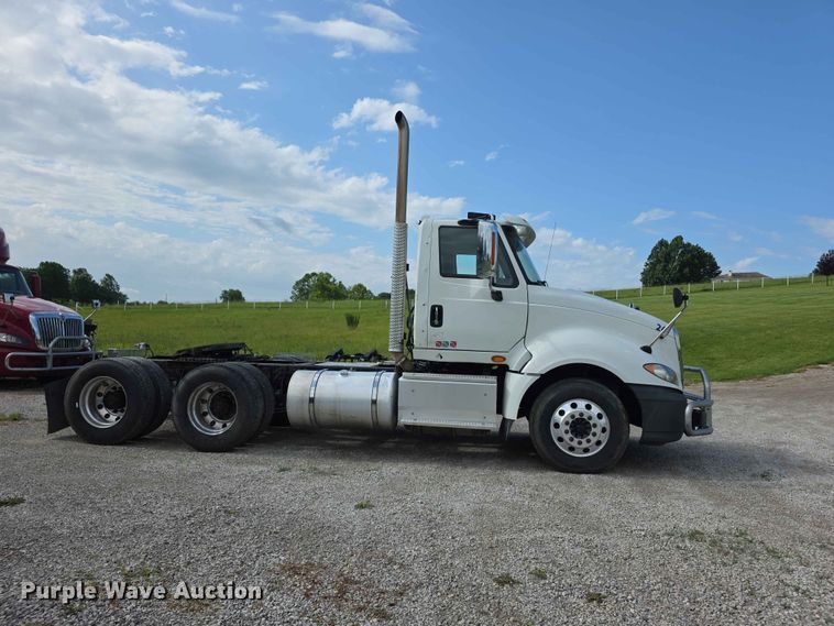image for item FH6167 2016 International LF687 semi truck