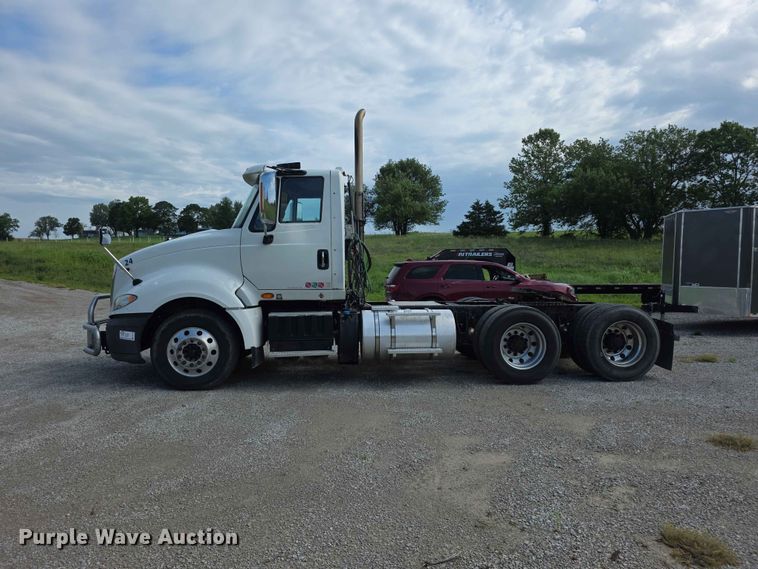 image for item FH6167 2016 International LF687 semi truck